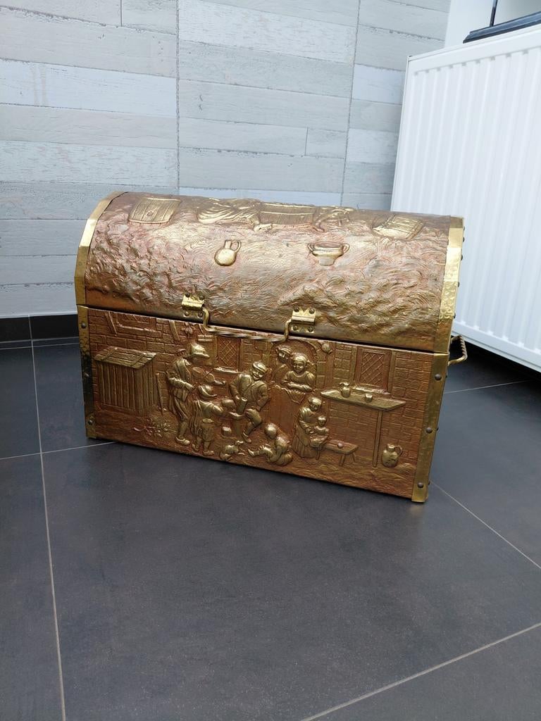 Boîte cloutée en cuivre ornée d'une peinture, Antiquités & Art, Enlèvement, Cuivre