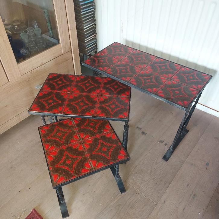 Vintage tegeltafels (set van 3) – jaren 60/70 – retro design, Huis en Inrichting, Tafels | Salontafels, Zo goed als nieuw, Rechthoekig