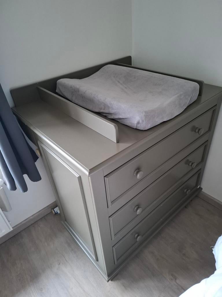 Chambre à coucher et baignoire table à langer, Armoire