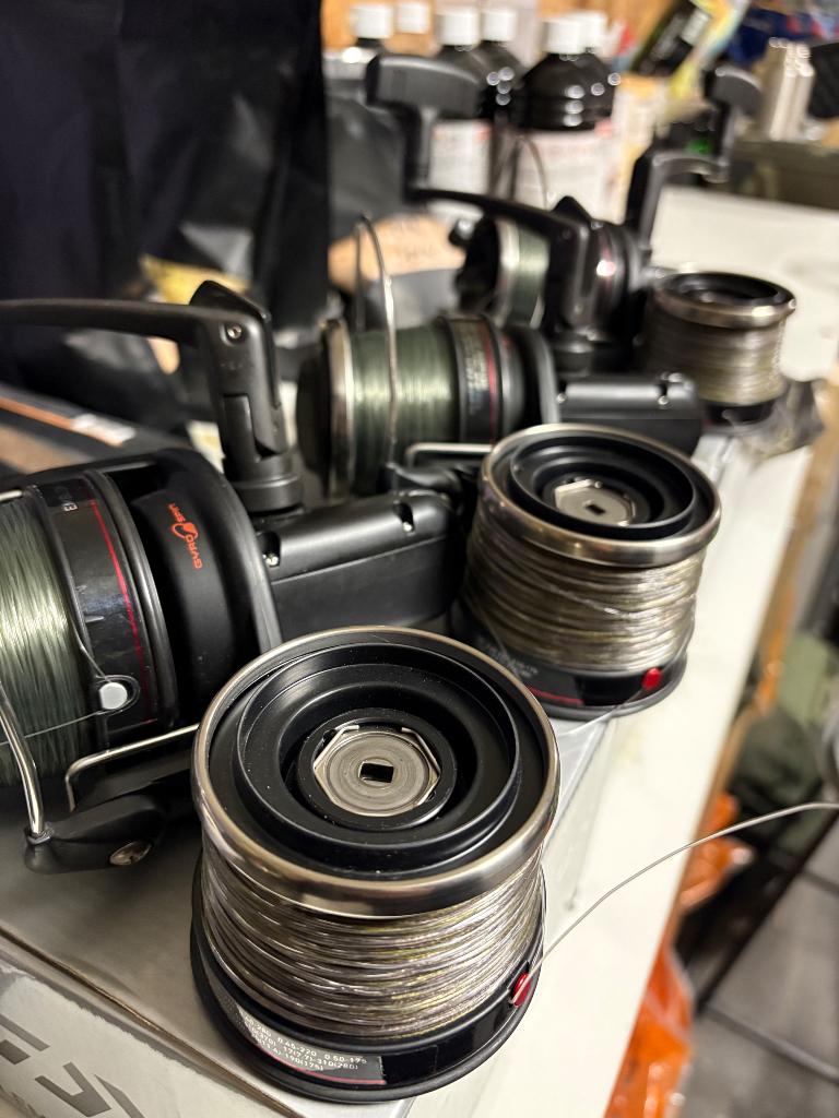 Daiwa emblem X 5000 T + reservespoelen, Enlèvement ou Envoi, Comme neuf, Moulinet