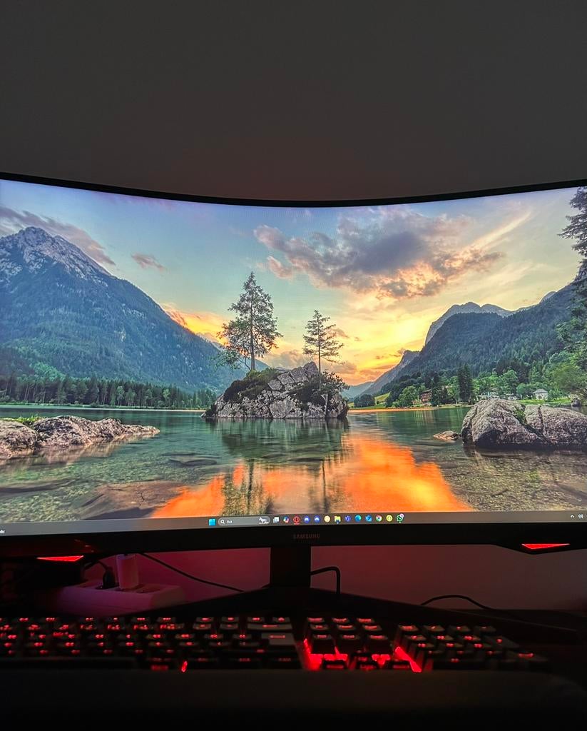 Samsung Gaming Monitor 240Hz, In hoogte verstelbaar, VA, Zo goed als nieuw, 1 tot 2 ms