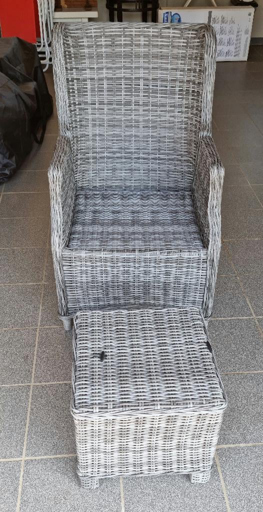 Grijze wicker verstelbare tuinstoel met voetenbankje, Ophalen, Zo goed als nieuw, Wicker, Verstelbaar