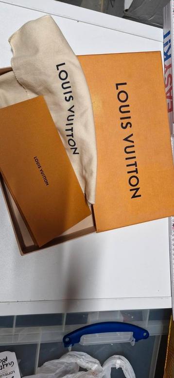 Box Louis Vuitton met beschermhoes 17cm x 30cm x 4,5 beschikbaar voor biedingen