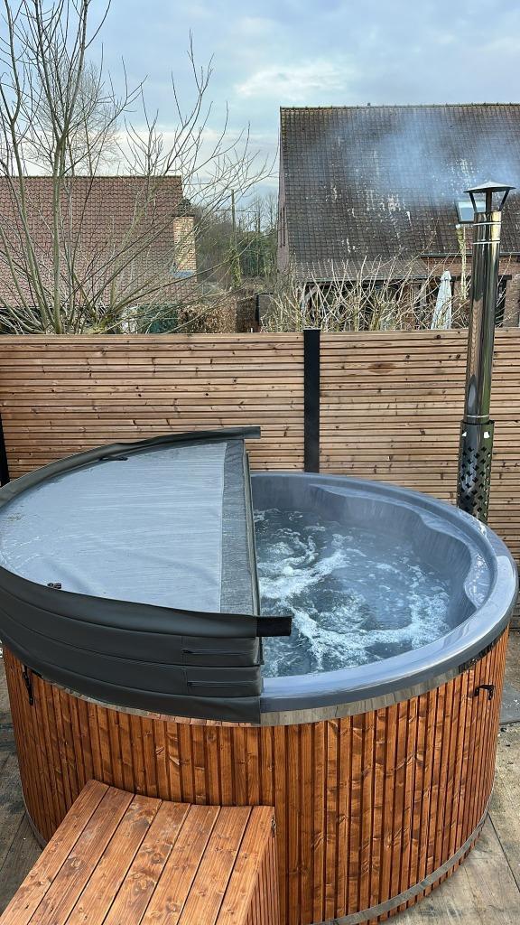 Te koop: Luxe 7-persoons hottub 2,25m, Tuin en Terras, Bubbelbaden en Hottubs, Zo goed als nieuw, Vast, Afdekzeil, Filter, Trap