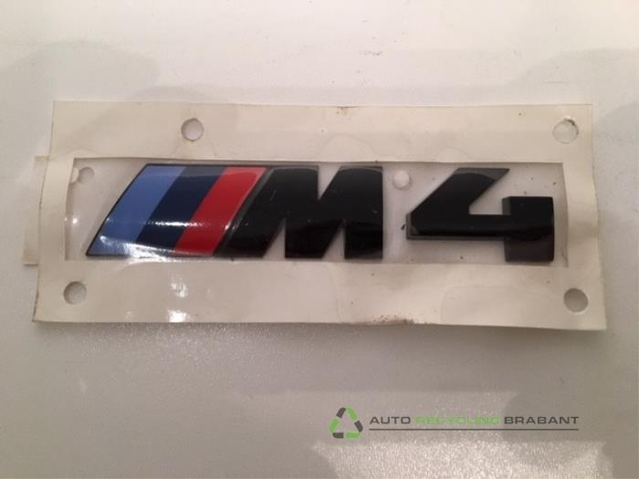 Embleem van een BMW M4, Auto-onderdelen, Carrosserie, Nieuw, 12 maanden garantie, Ophalen of Verzenden