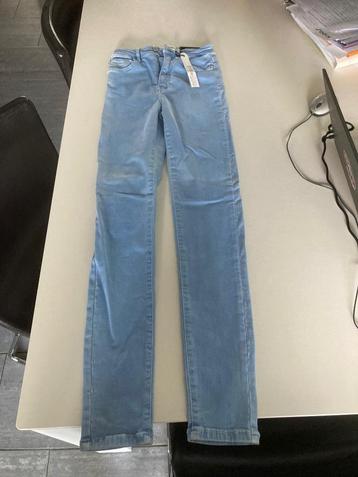 jeans beschikbaar voor biedingen