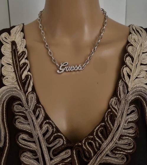 ✨ GUESS Ketting – Bijna Nieuw, Elegantie in Stijl! ✨, Handtassen en Accessoires, Kettingen, Zo goed als nieuw, Zilver, Grijs, Met strass