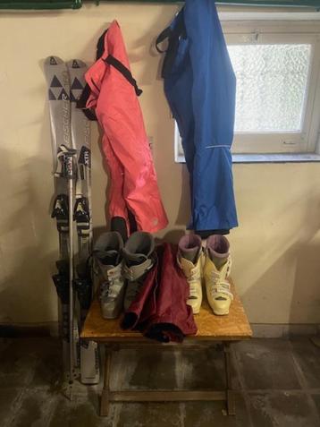  Ski-outfit met ski's en skischoenen beschikbaar voor biedingen
