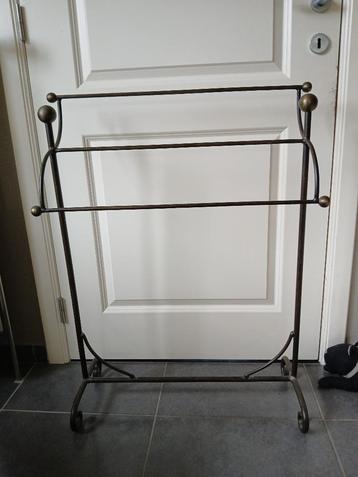 Gietijzeren handdoek of kledingrek beschikbaar voor biedingen