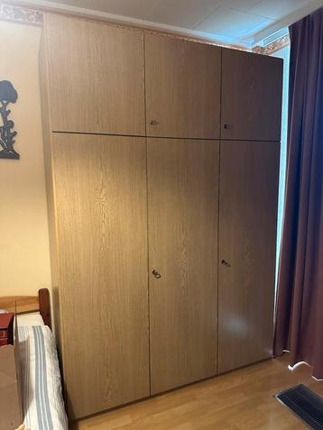 Grote kleerkast beschikbaar voor biedingen
