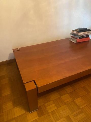 Houten salontafel beschikbaar voor biedingen