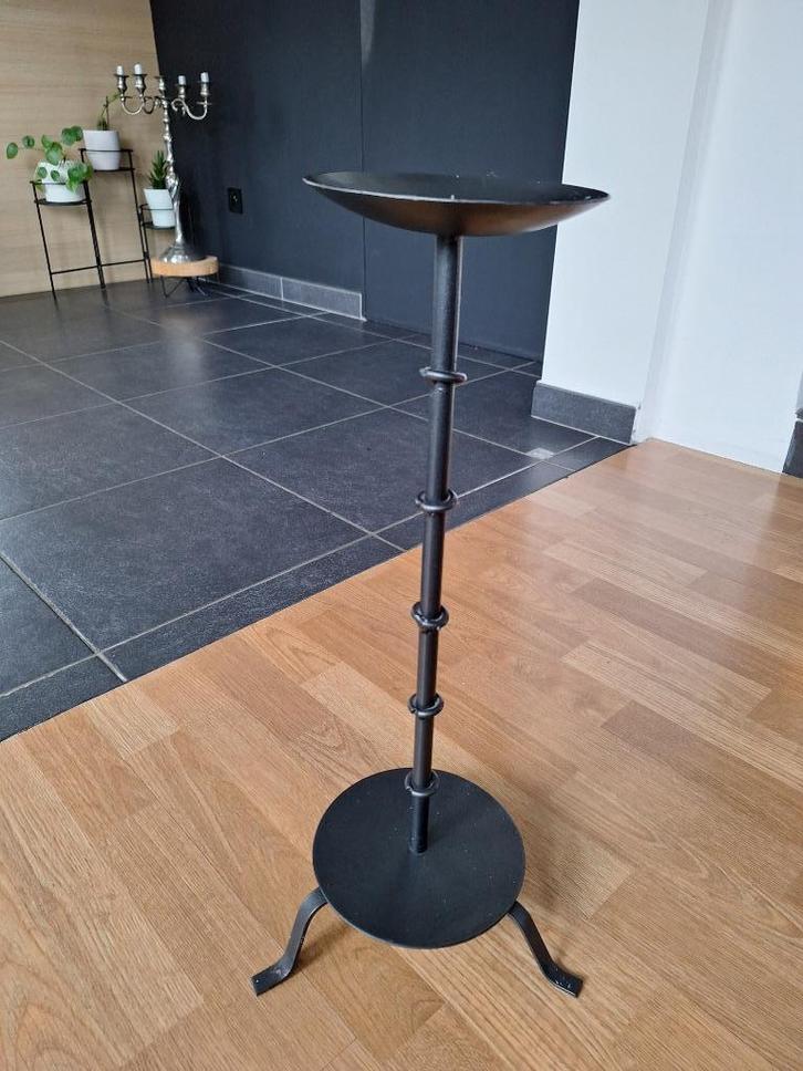 Zwarte kaarshouder op staander voor grote kaarsen, Huis en Inrichting, Woonaccessoires | Kandelaars en Kaarsen, Gebruikt, Kandelaar