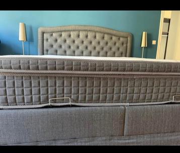 Kingsize bed met tweepersoonsmatrasbox+ bovenop matras beschikbaar voor biedingen