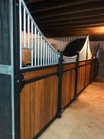 Prachtige paardeboxen, Mise à l'étable