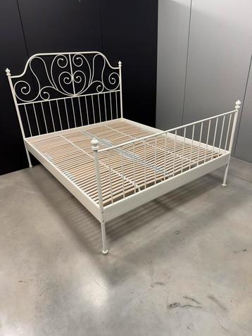 Wit bedkader 140x200 beschikbaar voor biedingen