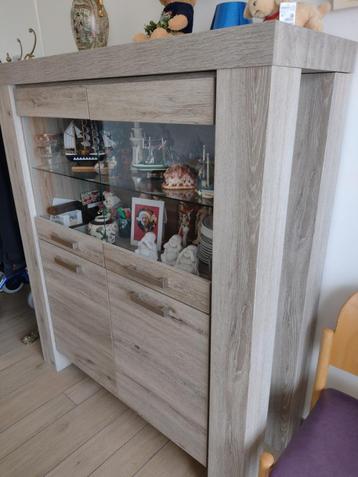 Vitrinekast met 4 deuren: 2 glazen en 2 houten beschikbaar voor biedingen