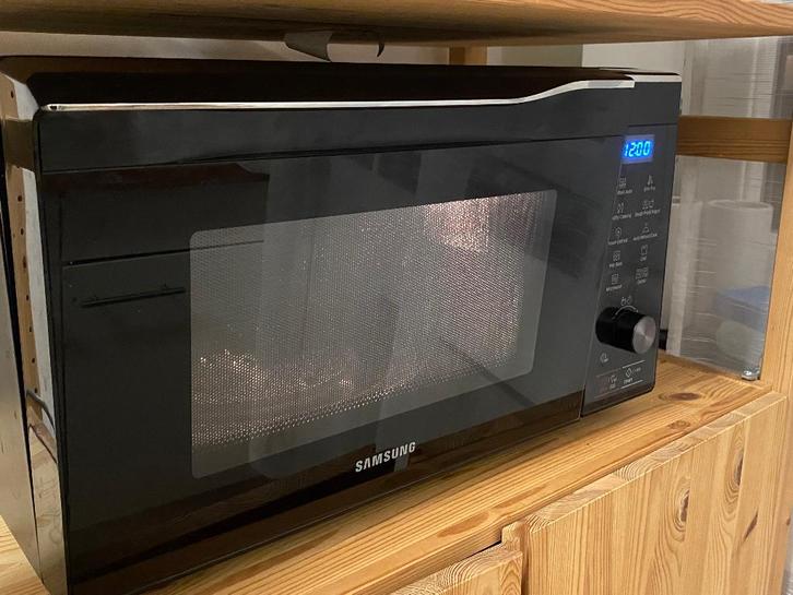 Four micro-ondes - micro-ondes + grill + chaleur tournante, Electroménager, Micro-ondes, Comme neuf, À Poser, 45 à 60 cm, Croustillant