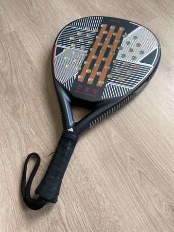 Adidas Match 3.3 Black Red 2024 padel racket beschikbaar voor biedingen