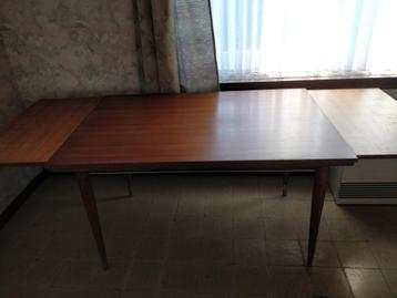 vintage tafel beschikbaar voor biedingen
