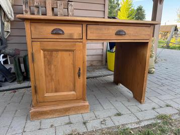 Bureau te koop beschikbaar voor biedingen