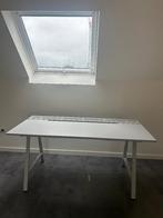 Gratis!! (Gaming) bureau beige/grijs IKEA Utespelare, Maison & Meubles, Bureaux, Enlèvement, Réglable en hauteur, Utilisé, Bureau