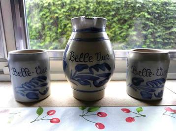 Aardewerk kruik en 2 drinkbekers Belle Vue beschikbaar voor biedingen