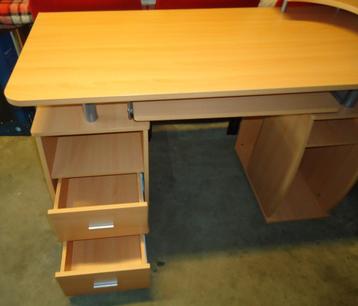 Zeer mooi, houten kinderbureau beschikbaar voor biedingen
