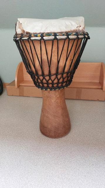 Djembe (te herstellen vel) + draagzak beschikbaar voor biedingen