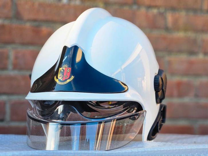 Brandweerhelm brandweer MSA F1SF Geneve casque pompier, Verzamelen, Militaria | Algemeen, Ophalen of Verzenden