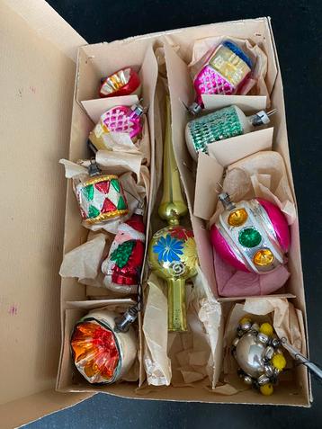 Vintage oude antieke kerstballen en piek in doos beschikbaar voor biedingen