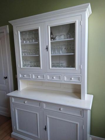 Witte houten vitrinekast  beschikbaar voor biedingen