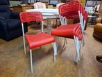 Ensemble de 6 chaises rouges plastique rigide.