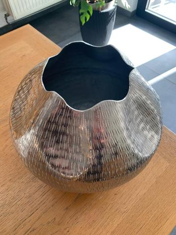 Vase moderne en argent (métal)