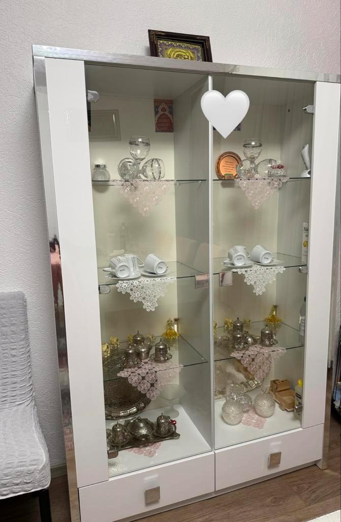 Vitrinekasten met tafels, Huis en Inrichting, Kasten | Vitrinekasten, Gebruikt, Met lade(s), Met deur(en), Met plank(en), Glas