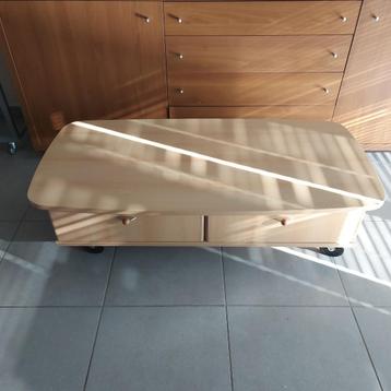 Mooie handige Salon tafel op grote wielen met 2 laden  beschikbaar voor biedingen