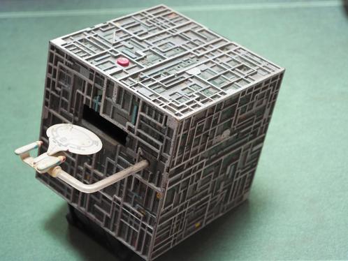 Star Trek Borg bank - spaarpot - borg cube, Verzamelen, Film en Tv, Gebruikt, Film, Beeldje, Replica of Model, Ophalen of Verzenden