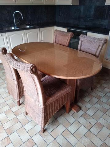 Rotan tafel met 4 stoelen beschikbaar voor biedingen
