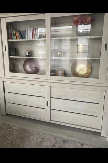 Vitrinekast met verlichting  beschikbaar voor biedingen