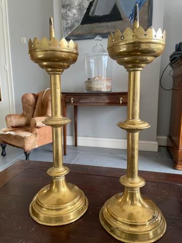 Identieke kerkkandelaars beschikbaar voor biedingen