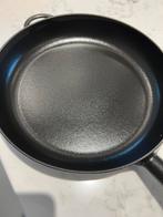 Staub koekenpan 28 cm, mat zwart in absolute nieuwstaat, Gietijzer, Ophalen of Verzenden, Zo goed als nieuw, Keramische plaat