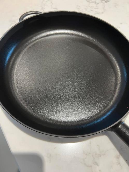 Staub koekenpan 28 cm, mat zwart in absolute nieuwstaat, Huis en Inrichting, Keuken | Potten en Pannen, Zo goed als nieuw, Koekenpan of Braadpan