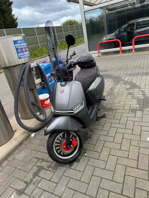 gts levanti +/- 3000 km, Vélos & Vélomoteurs, Scooters | Vespa, Comme neuf, Autres modèles, Classe B (45 km/h), Essence, Enlèvement