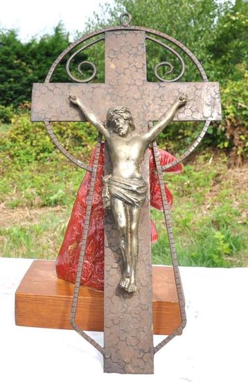 crucifix mural en fer forgé  beschikbaar voor biedingen
