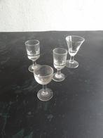 Vier oude kleine  glaasjes voor sterke drank. jenever, oid, Antiek en Kunst, Verzenden
