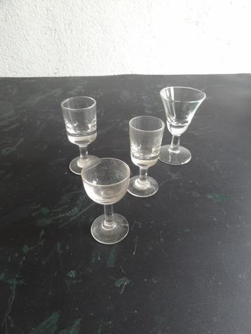 Vier oude kleine  glaasjes voor sterke drank. jenever, oid beschikbaar voor biedingen
