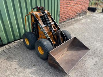 Schranklader Skidster m10x met veegmachine beschikbaar voor biedingen