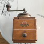 Ancien moulin à café très décoratif dans une cuisine, Enlèvement, Utilisé, Brun