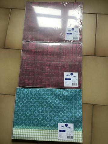 3 dozen Duni placemats 30x40 cm/25€ per stuk beschikbaar voor biedingen