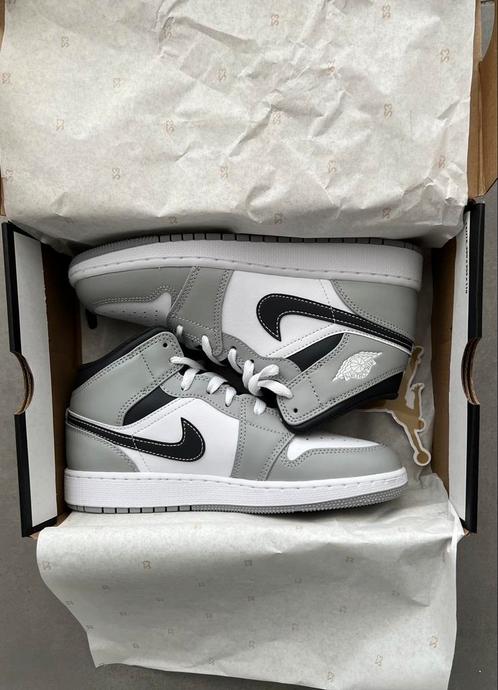 Nike Jordan 1 mid light smoke grey, Kleding | Heren, Schoenen, Nieuw, Sneakers, Wit, Ophalen