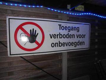 groot bord :VERBODEN VOOR ONBEVOEGDEN beschikbaar voor biedingen